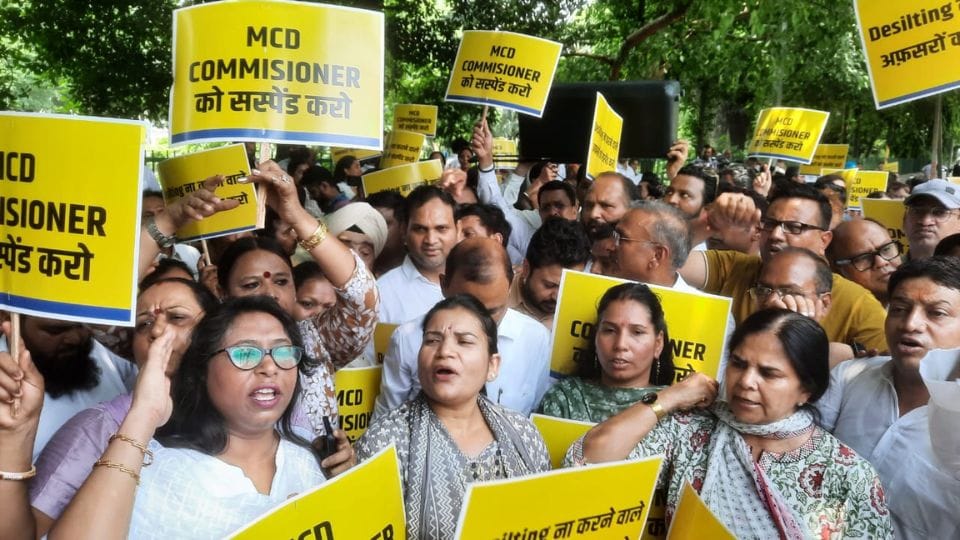 Demonstration of AAP MLAs and councilors at LG Secretariat demanding removal of Delhi Municipal Corporation Co