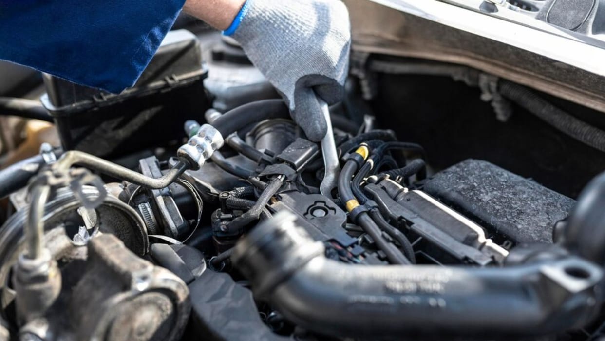Comparing fuel injectors and carburettors technology