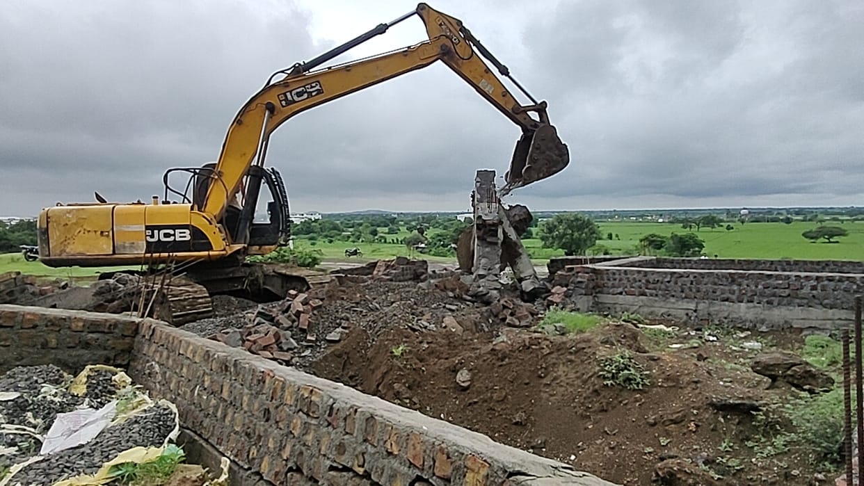 Indore: Bulldozer ran in illegal colony of Indore, demolished eight under construction houses.