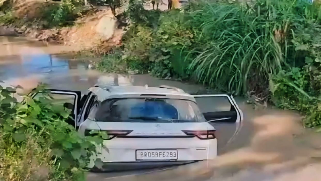 Bettiah News: While trying to save woman, speeding car fell twenty feet down into canal, 4 people injured
