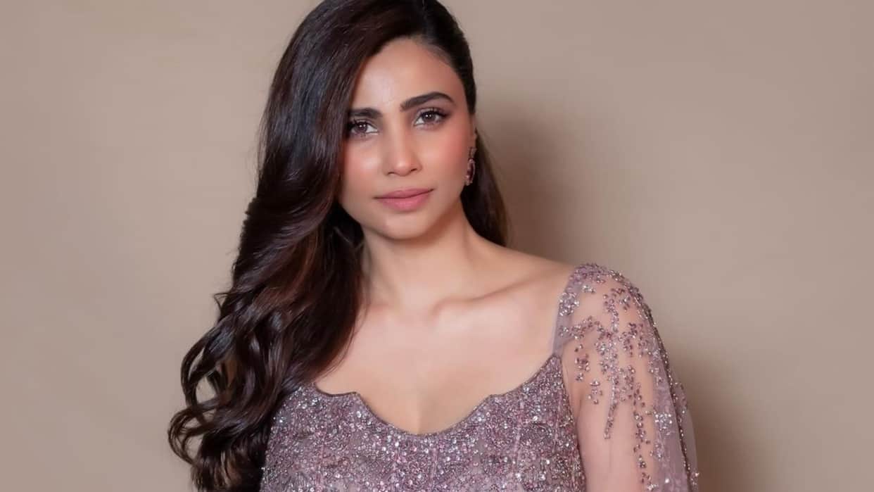 Daisy Shah has been a part of Rehna Hai Tere Dil Mein See Actress Photos as a background dancer
