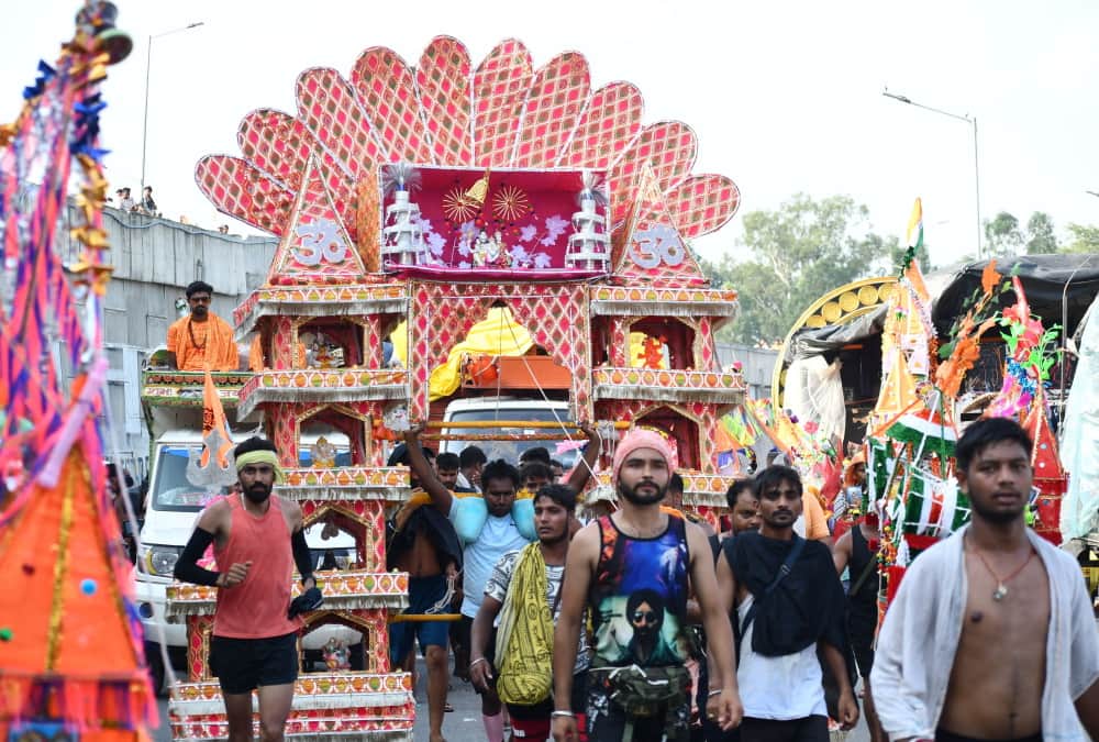 Kanwar Yatra 2024 Huge Crowd in haridwar More than one crore 83 lakh Devotees Take Gangajal So Far