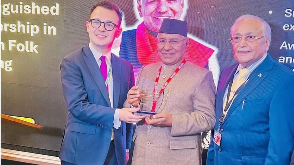 Uttarakhand Folk Singer Narendra singh negi got award in London for best folk singing