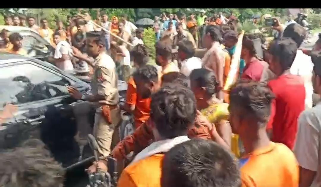 Kanwar Yatra 2024: Creta car hit a Kanwaria on the highway, vandalized it fiercely
