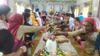 Sawan Somvar: On the second Monday, long queues of devotees formed in Shiva temples