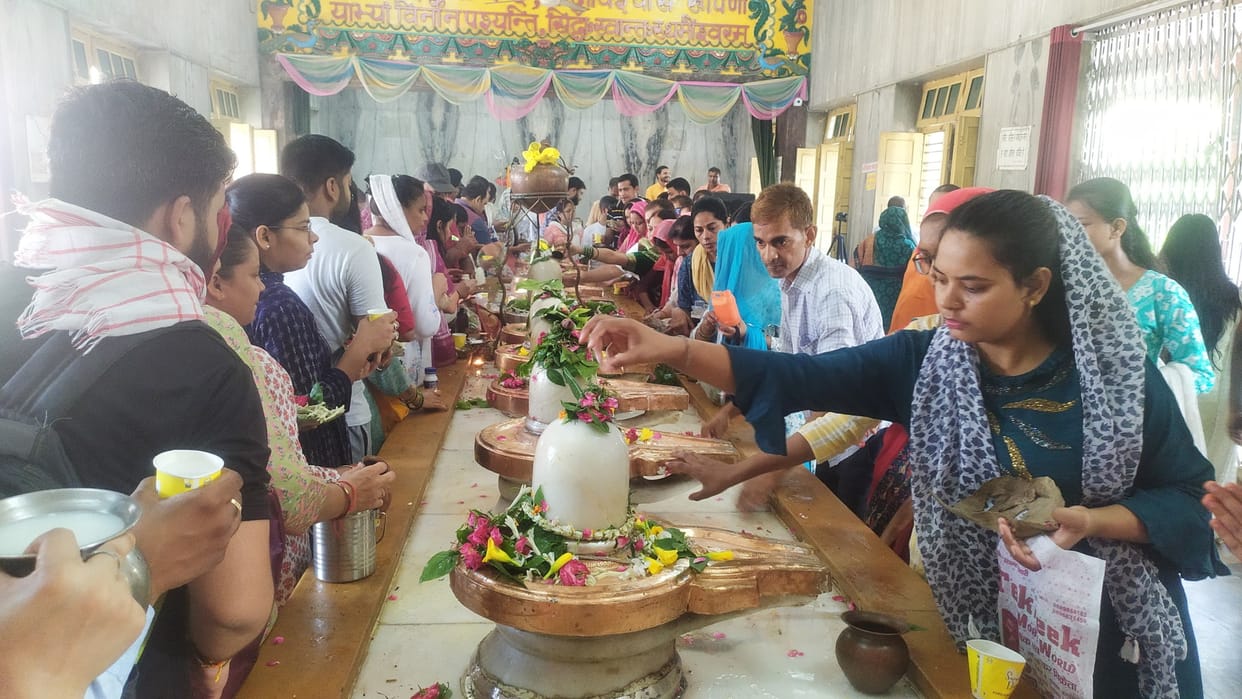 Sawan Somvar: On the second Monday, long queues of devotees formed in Shiva temples