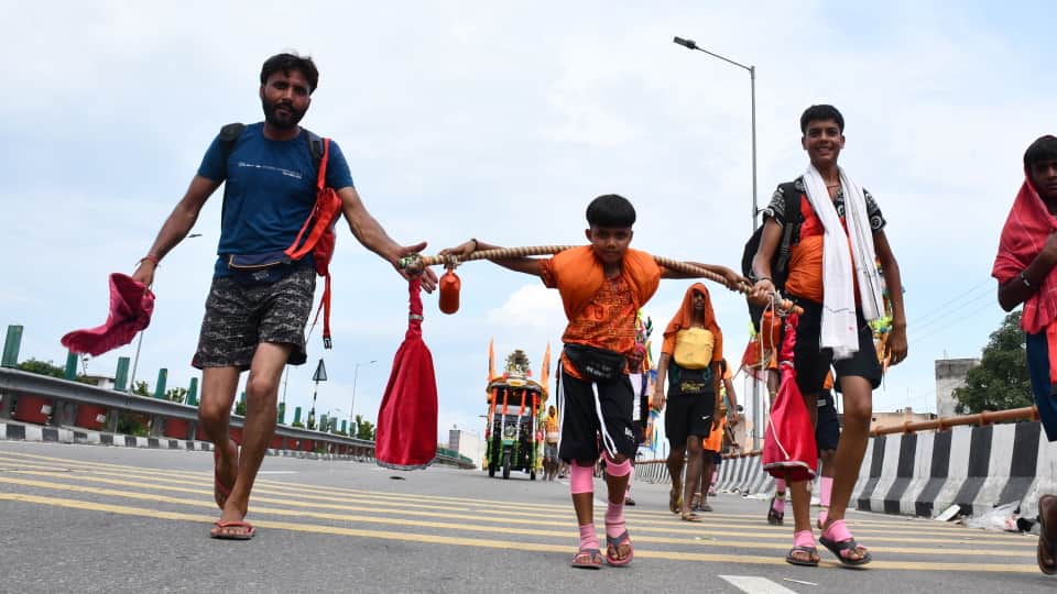 Kanwar Yatra 2024 Huge Crowd in haridwar More than one crore 83 lakh Devotees Take Gangajal So Far