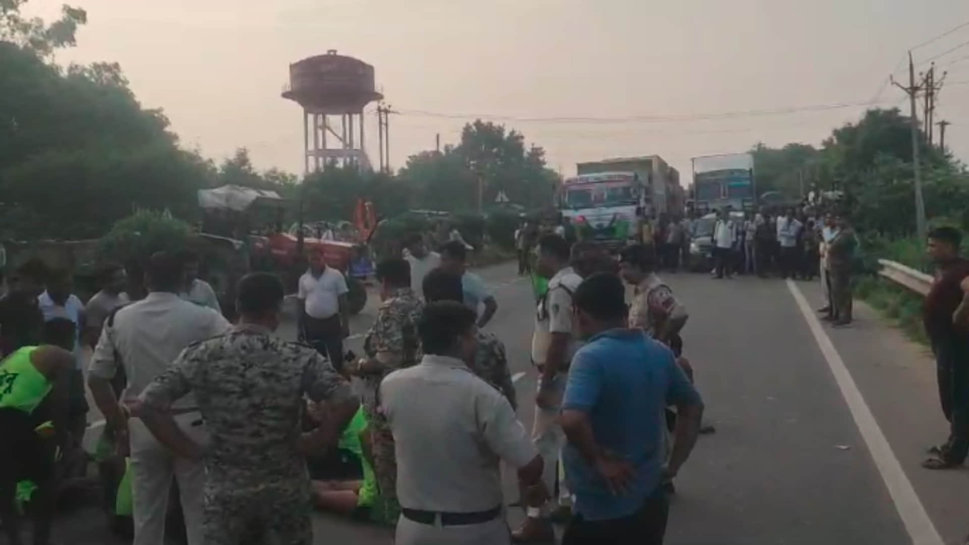 हादसे के बाद गुस्साए लोगों ने लगा दिया जाम