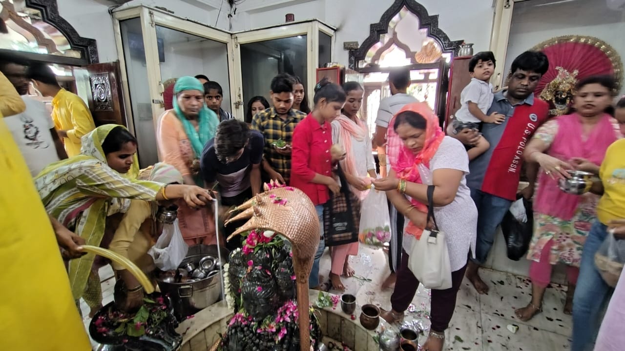 devotees gathered to perform Jalabhishek at the Shiva temple of Gola Gokarnath