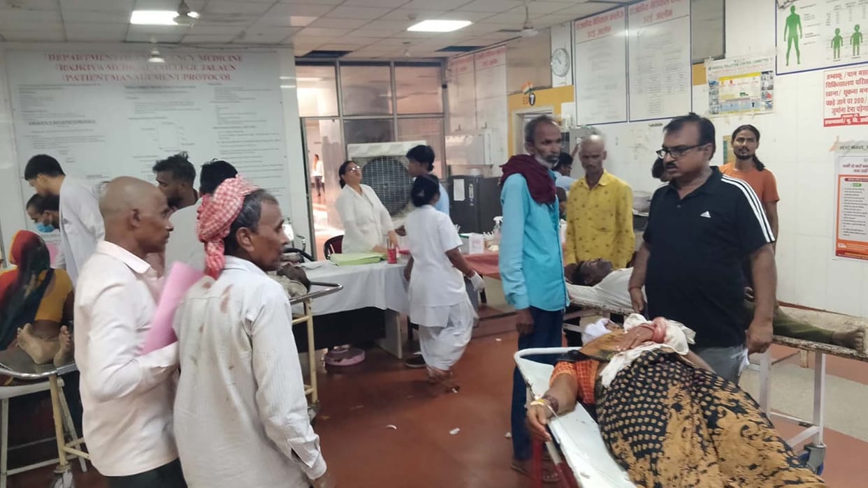Jalaun Accident: Uncontrolled loader overturned, ten people injured