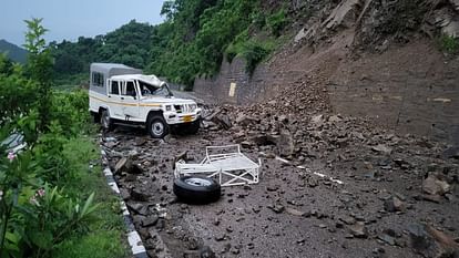 Landslide in Solan of Himachal stones fell on vehicle