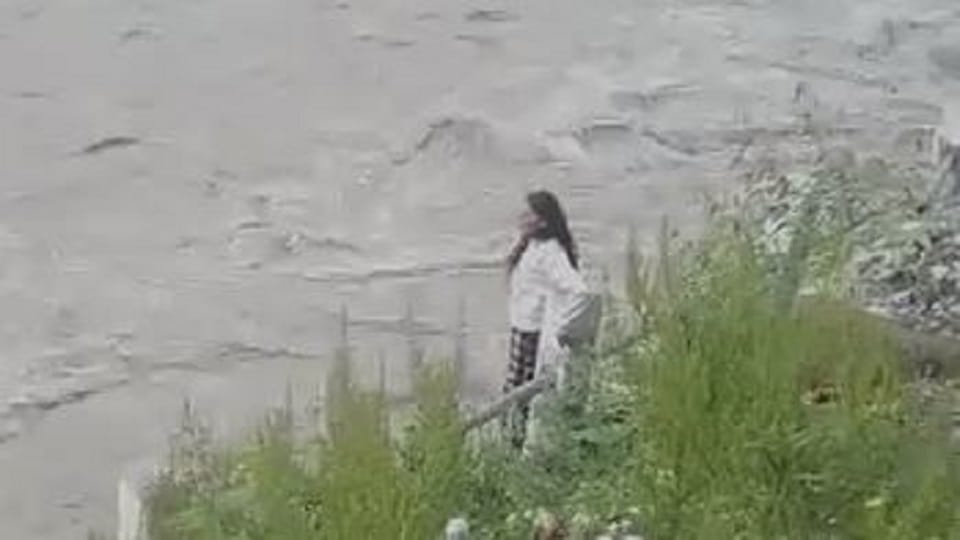 Girl jumped into Kali River in pithoragarh