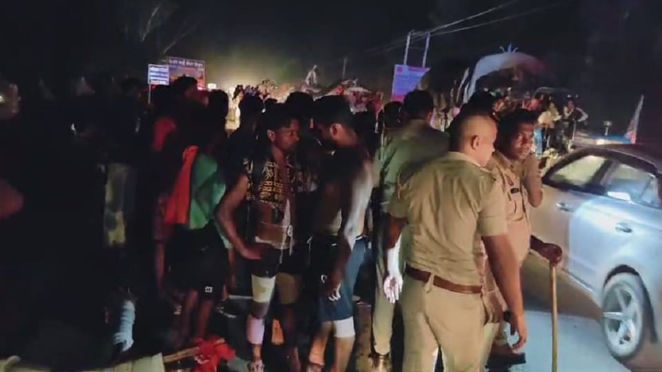 Ruckus among Kanwariyas on Hasanpur road after Kanwar is broken