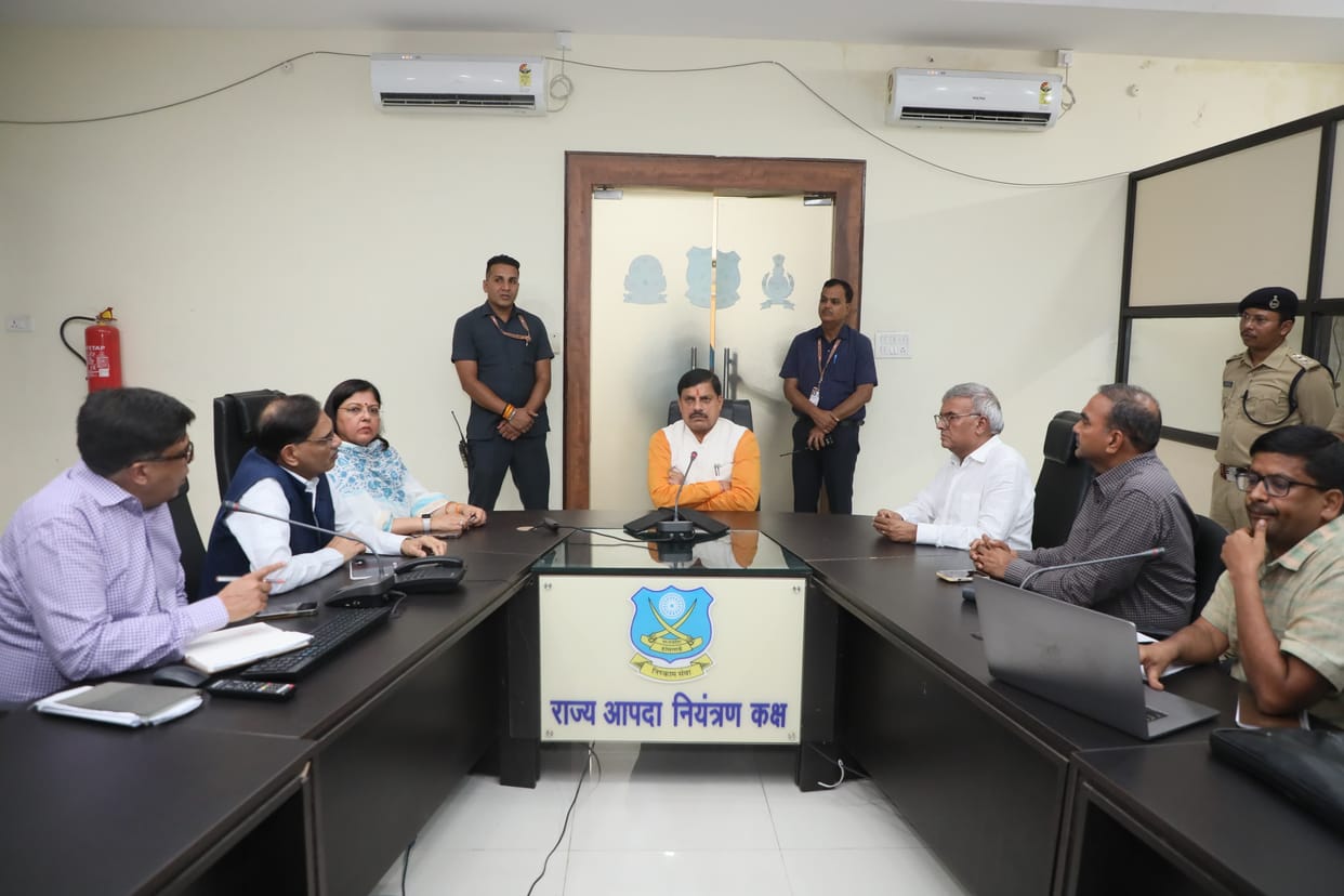 MP News: CM reached the state flood control room late at night, gave instructions to remain alert in view of t