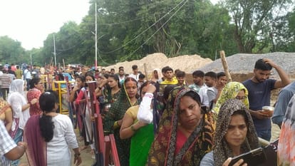 Sawan Somvar: On the second Monday, long queues of devotees formed in Shiva temples