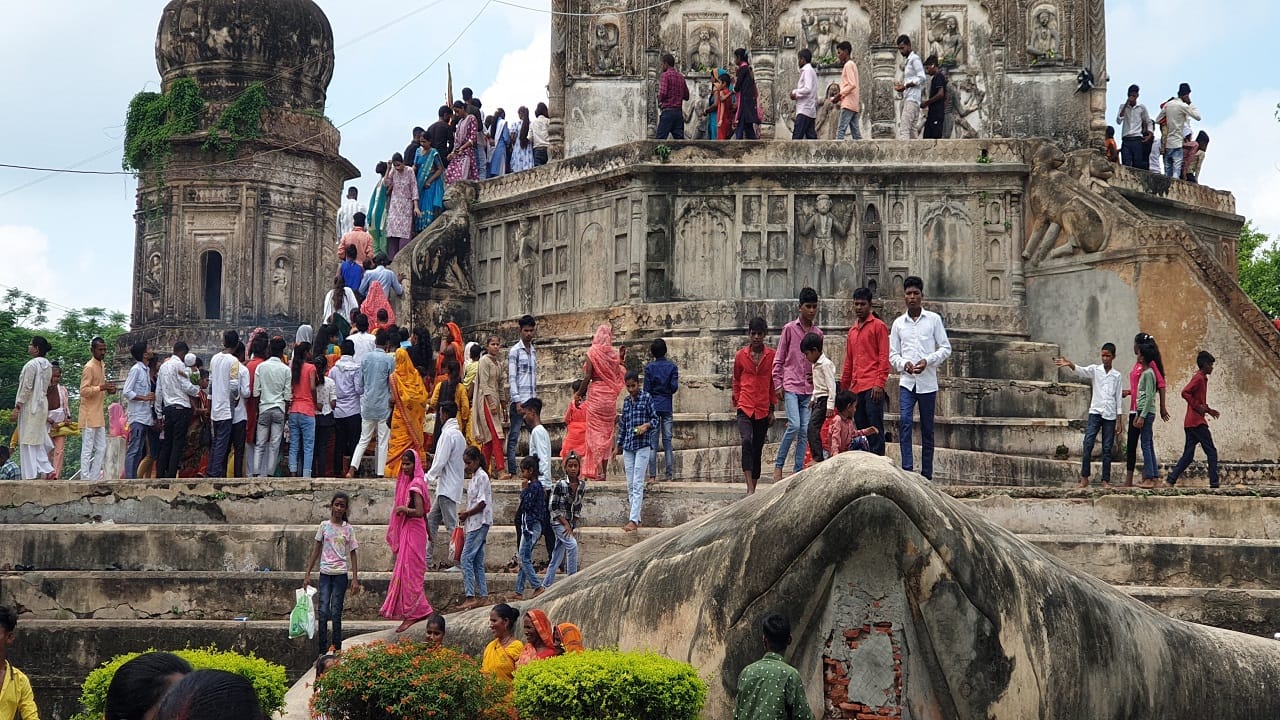 devotees gathered to perform Jalabhishek at the Shiva temple of Gola Gokarnath