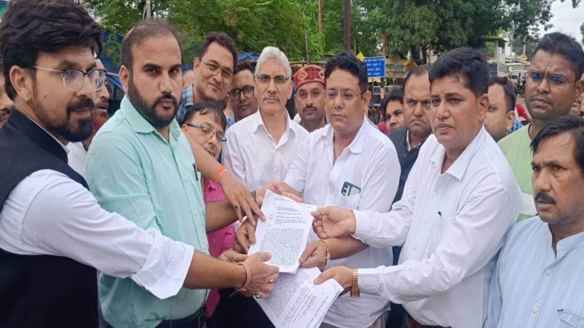 ज्ञापन सौंपते हुए