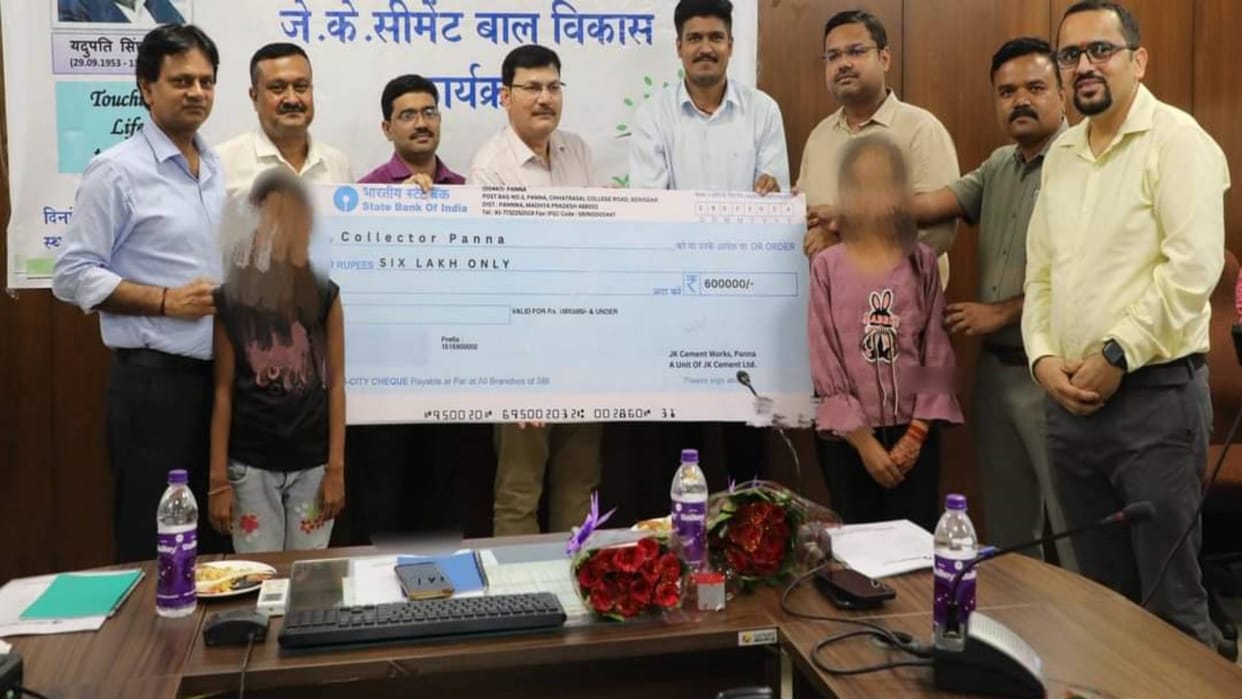 Panna News 25 children received financial aid their families financial condition is weak