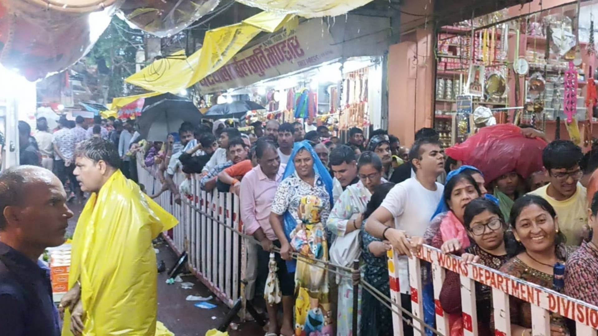 Khandwa Omkareshwara Temple Around one lakh devotees visited Baba Omkar amidst rain see photos