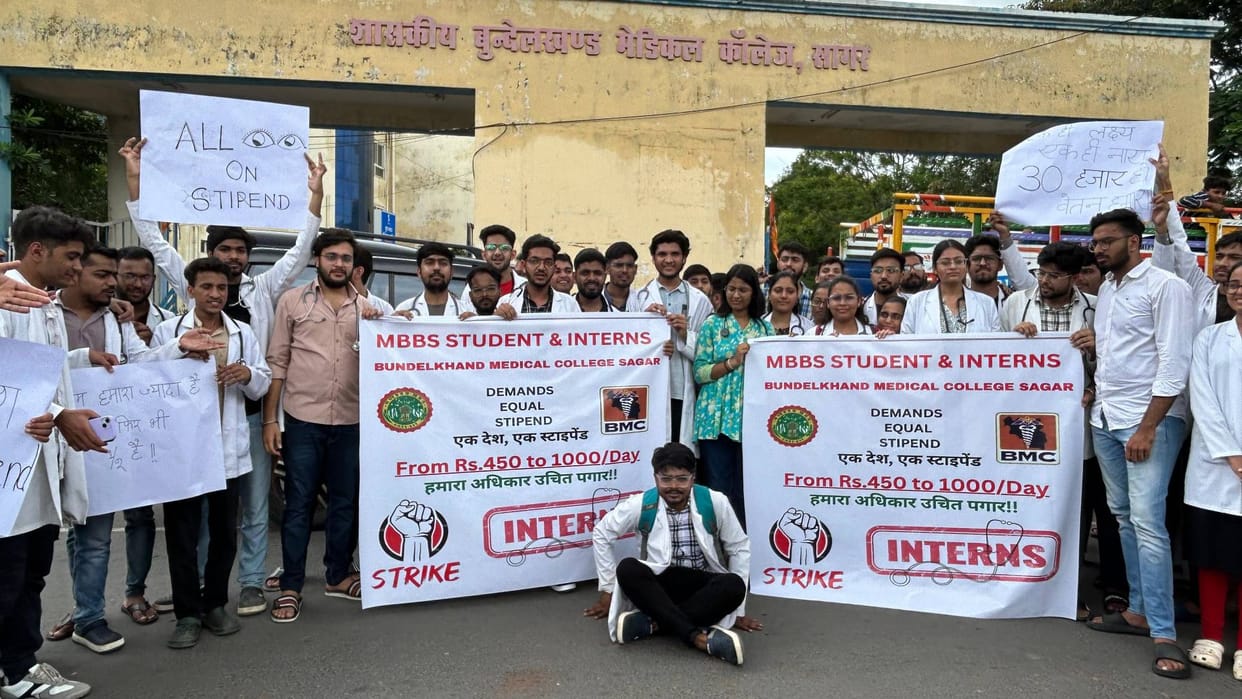 MP News Intern doctor Sagar Bundelkhand Medical College stopped work and protested demanded increase stipend