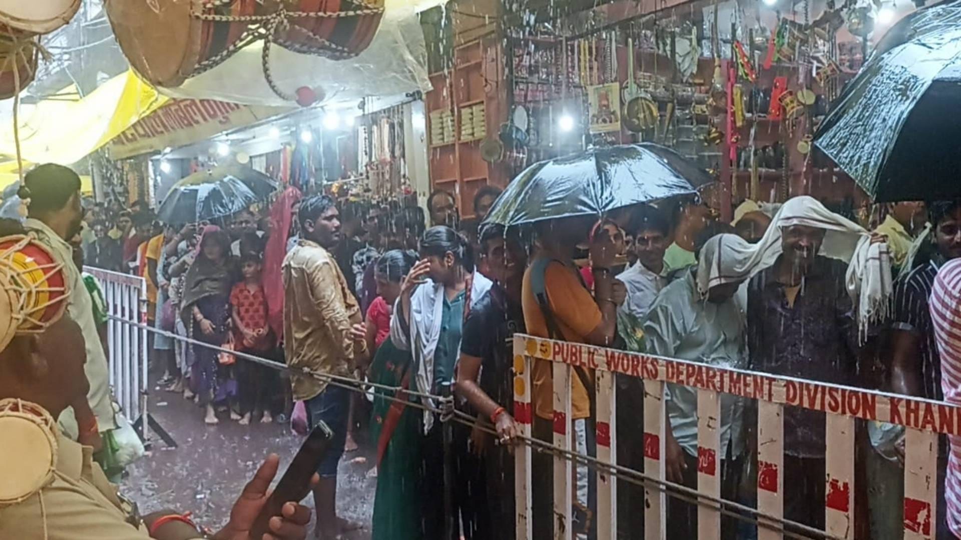 Khandwa Omkareshwara Temple Around one lakh devotees visited Baba Omkar amidst rain see photos