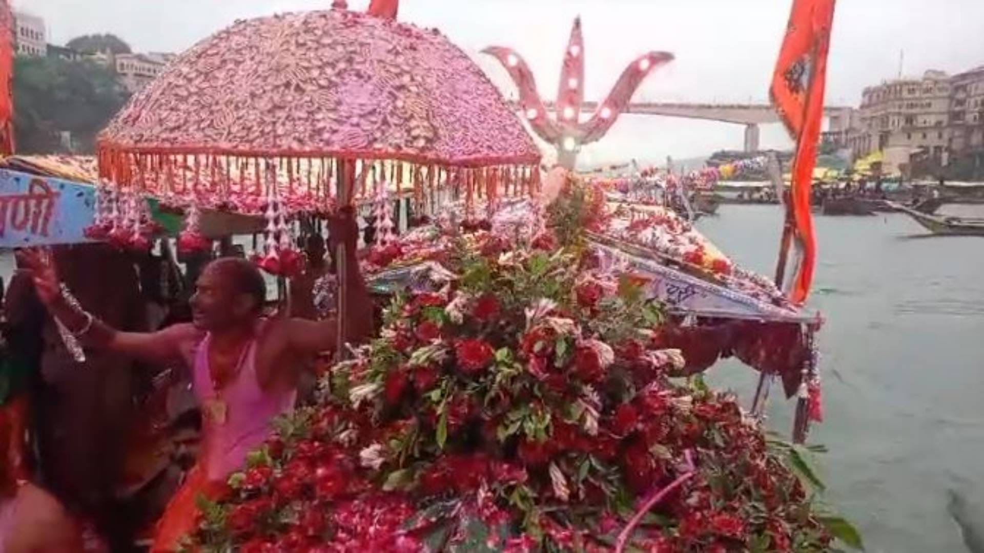 Sawan Somwar Bholenath went boating amidst drizzling rain Baba palanquins were taken around city pictures