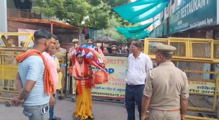 Tejo Mahalaya is not Taj Mahal Meera Rathore reached Taj with Kanwar from Kasganj police stopped