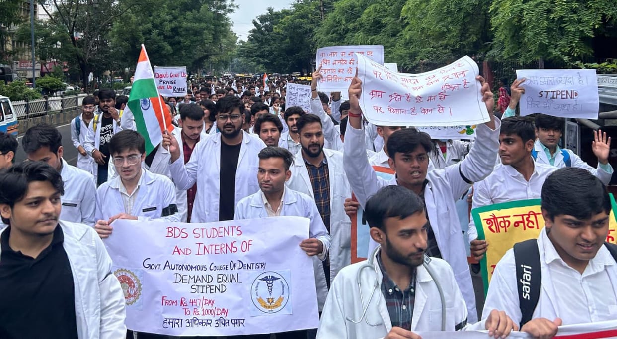 Indore: Junior doctors demonstrated, raised slogans with placards in their hands
