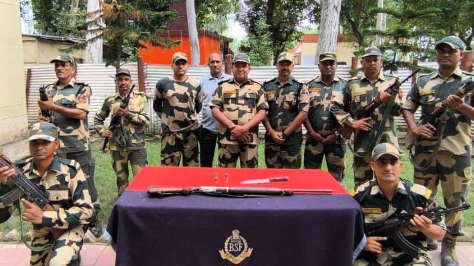 Pakistani Weapons Recovered from international border village amritsar
