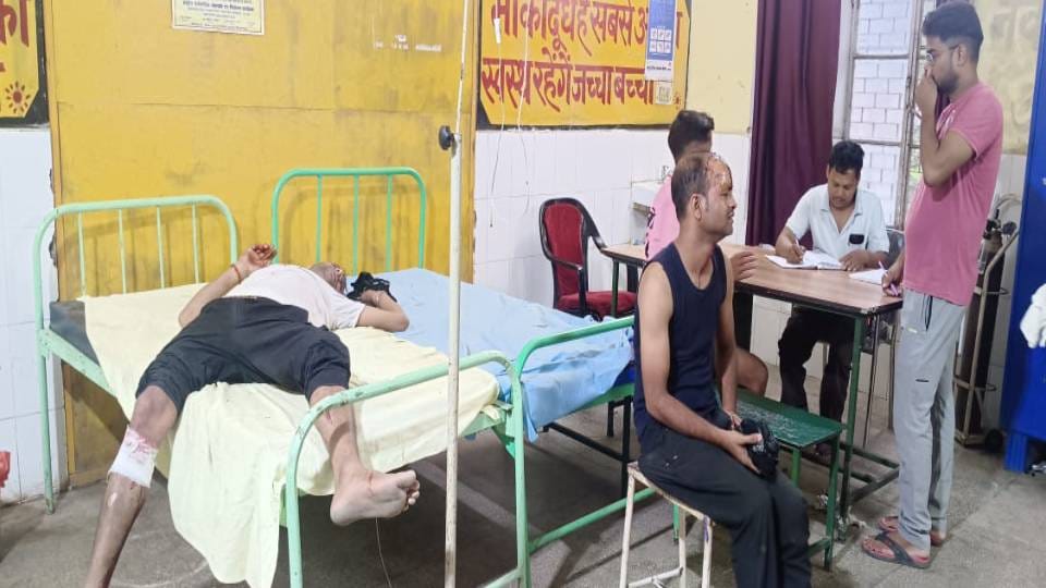 two groups of Kanwariyas clashed over moving ahead In Firozabad in which two Kanwariyas were injured