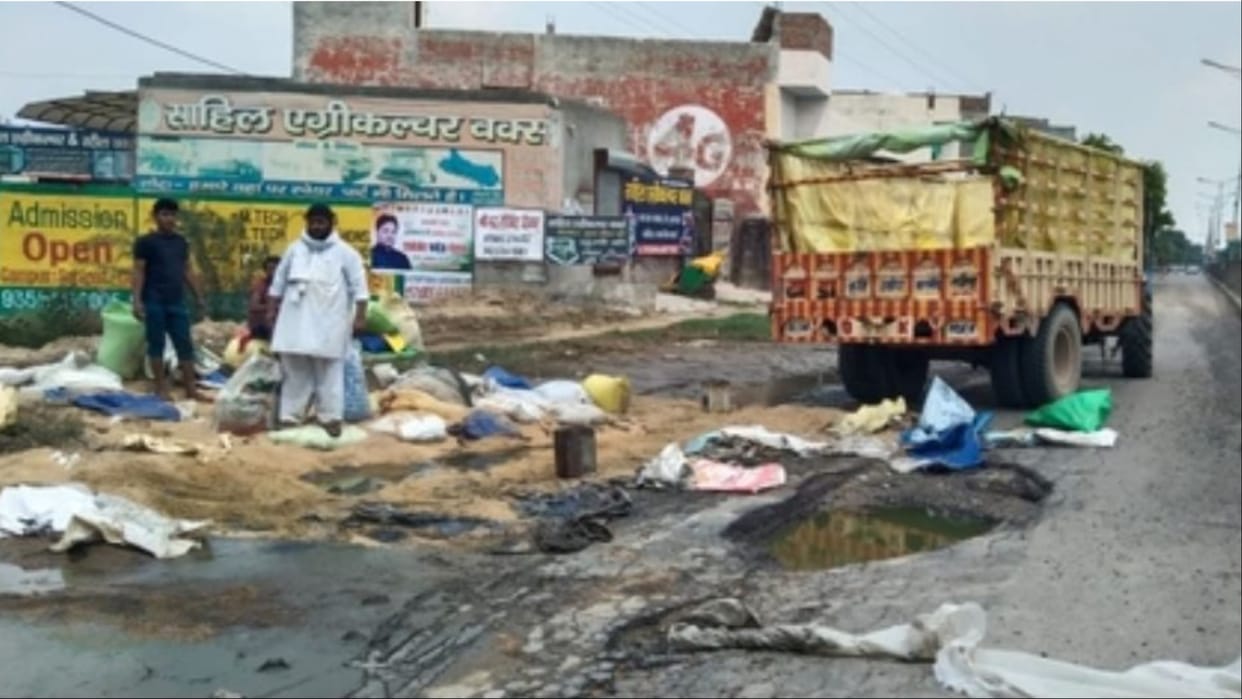 Trolley full of wheat overturned due to pothole on the road in Gohana