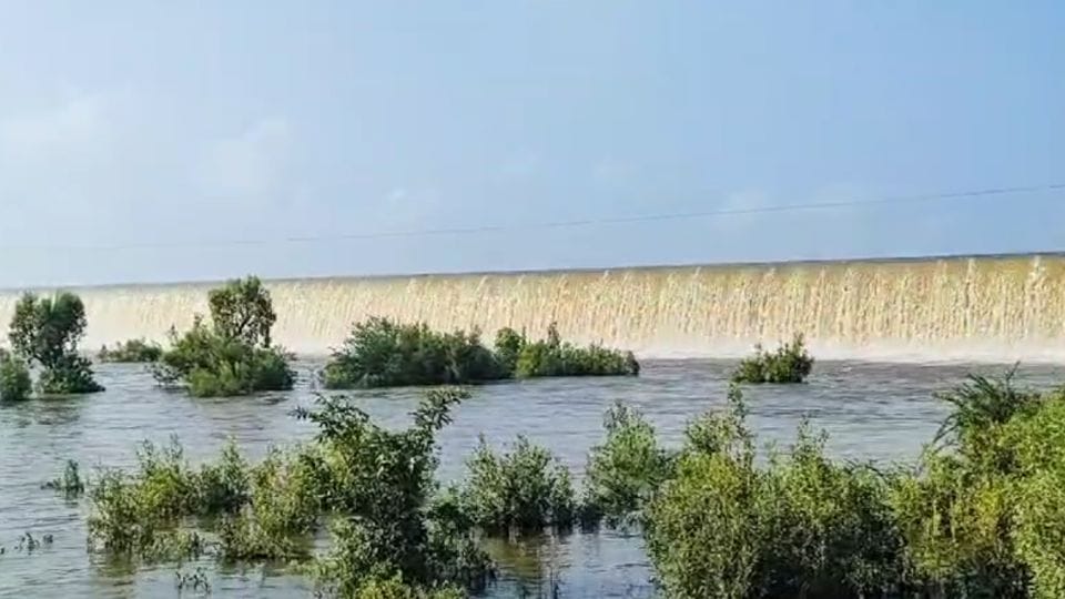 Water flow started from Sukuwan-Dhukuwan dam jhansi