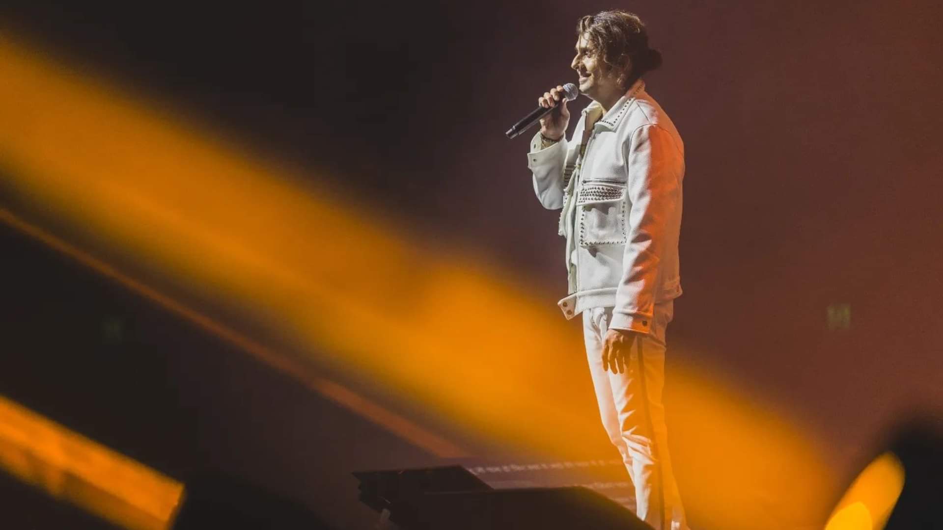 Sonu Nigam did not mess up even a note as a fan charged at him on stage The security escorted the miscreant