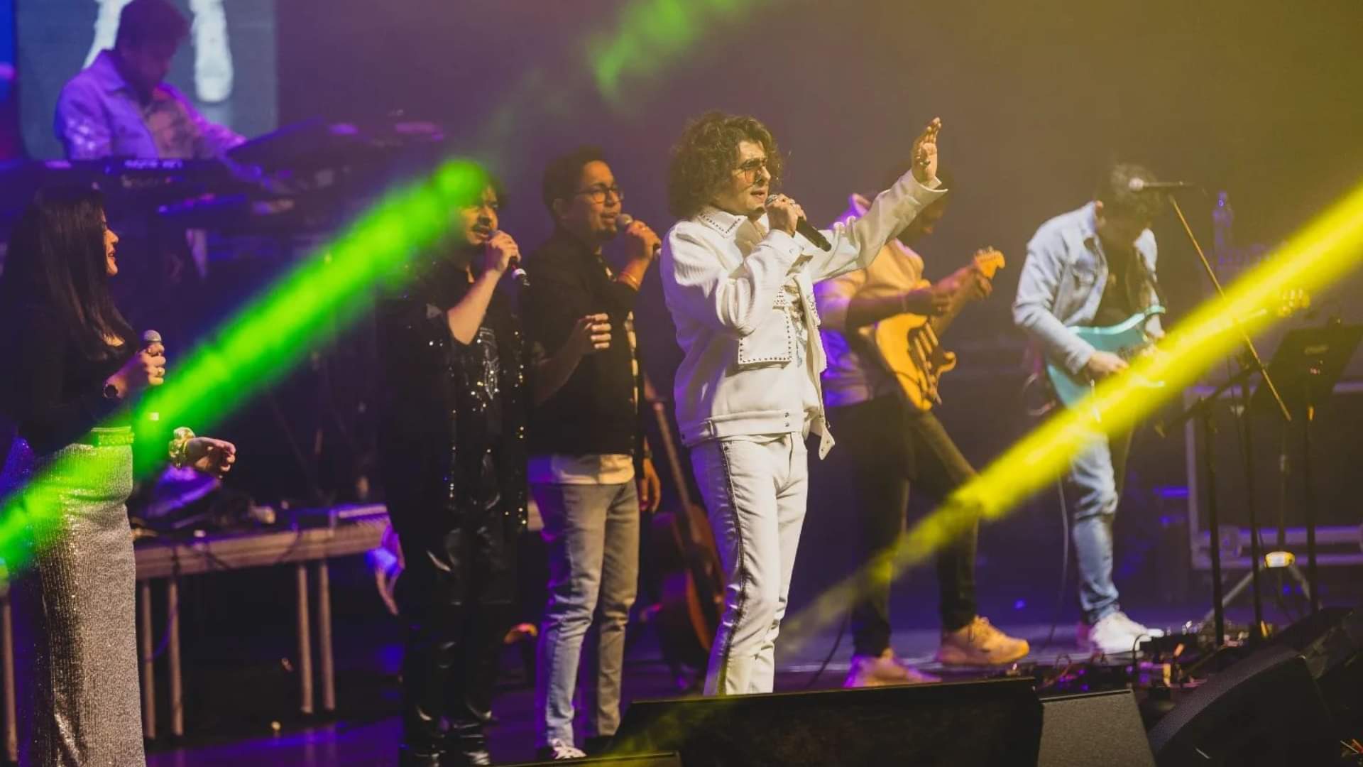 Sonu Nigam did not mess up even a note as a fan charged at him on stage The security escorted the miscreant