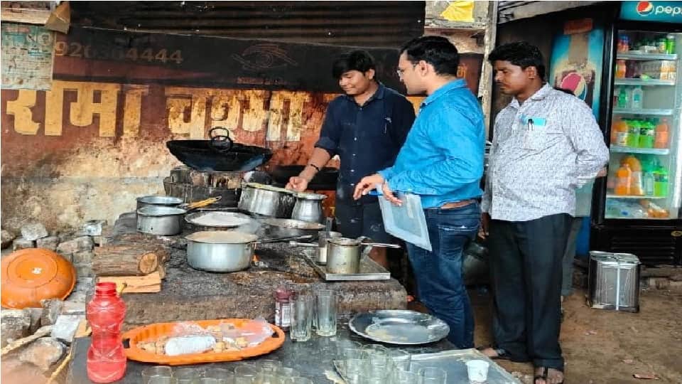 सैंपल लेते कर्मचारी