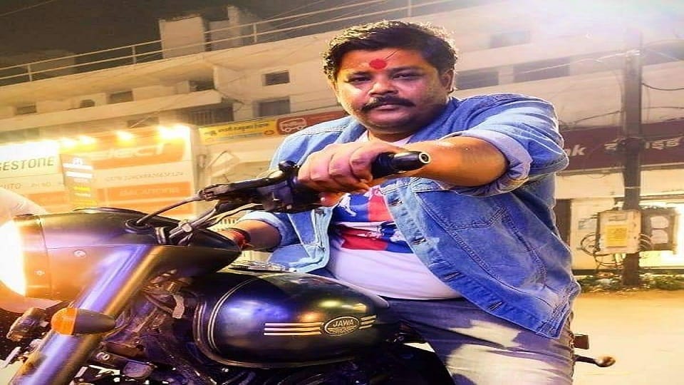 Bike rider dies while trying to save cattle villager hit by an unknown vehicle and died in Jagdalpur