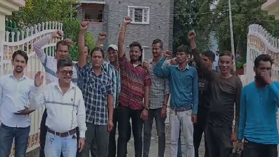protest of villagers in Collectorate demanding repair of the road in pithoragarh