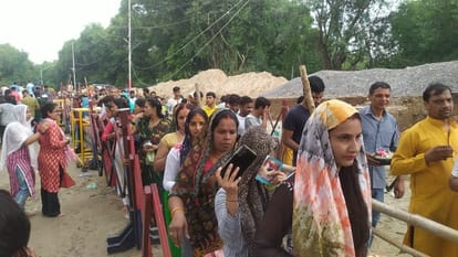 Sawan Somvar: On the second Monday, long queues of devotees formed in Shiva temples