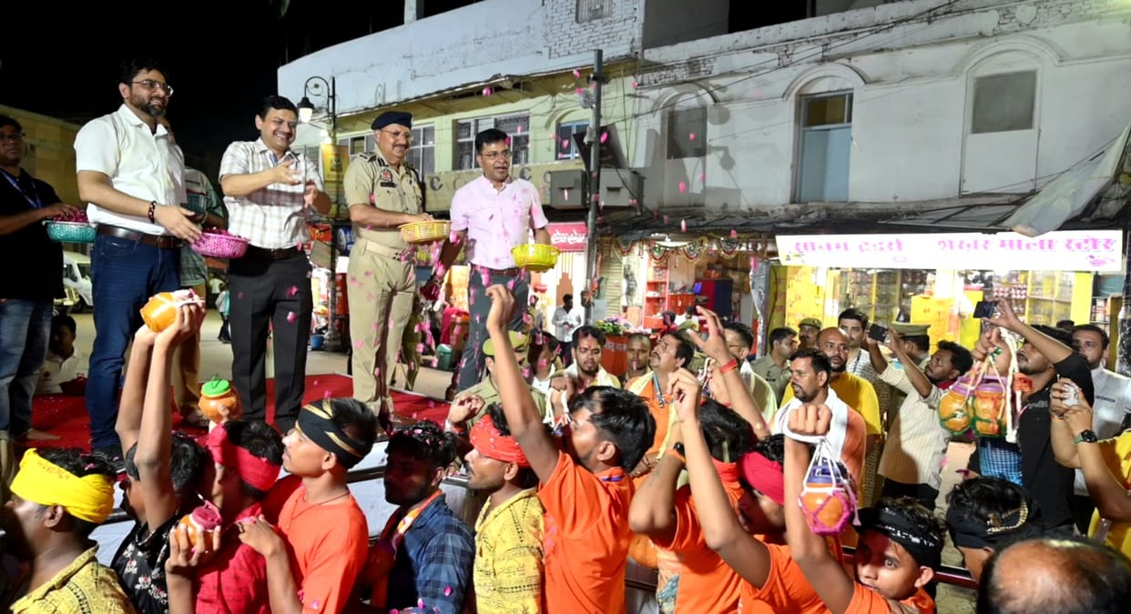 Second Monday of Sawan Shiva devotees welcomed with flower shower Har Har Mahadev Vishwanath Dham opened