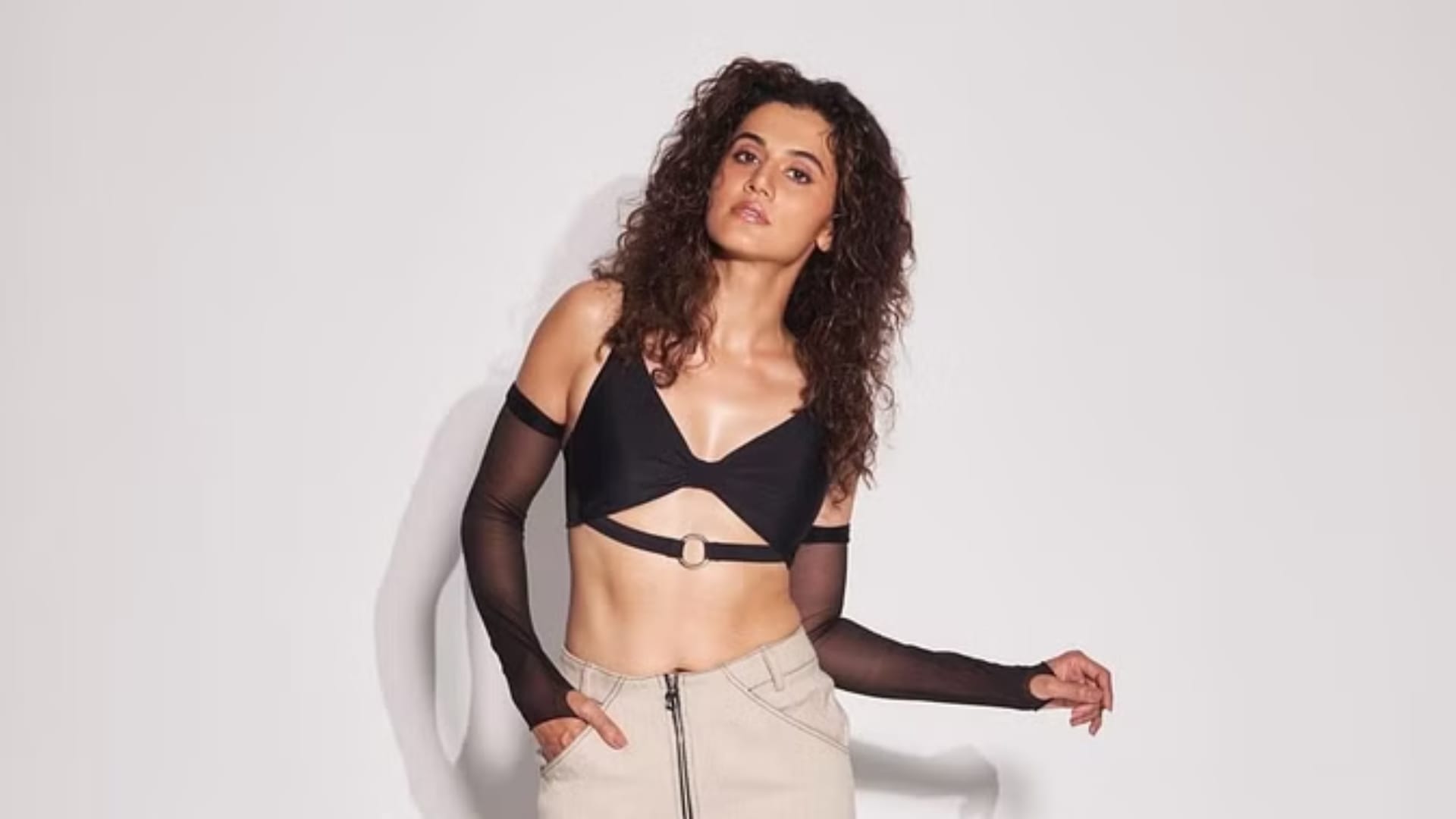 Dunki Actress Taapsee Pannu Said Shah Rukh Khan Suggested her to Paying People to Speak Well of Her