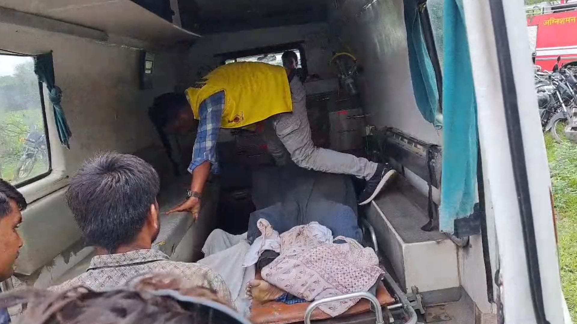 दो बच्चों के साथ मां कुएं में कूदी
