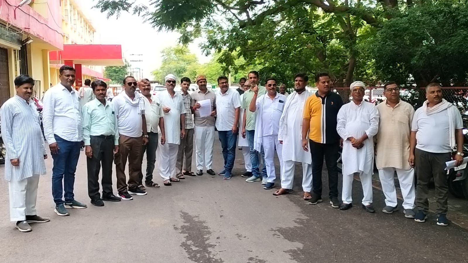 टीकमगढ़ में पार्षदों ने एकजुट होकर सीएमओ के खिलाफ मोर्चा खोला।