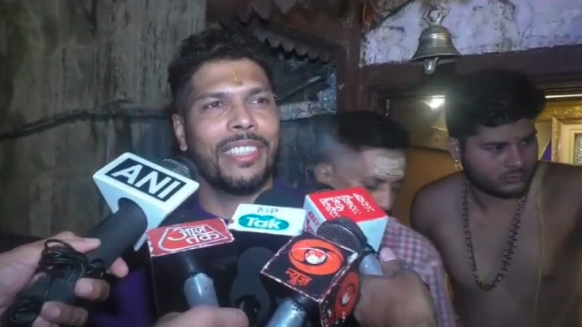 Umesh Yadav: Cricketer Umesh Yadav came to see Mahakal with his wife, said - it brings positive energy.