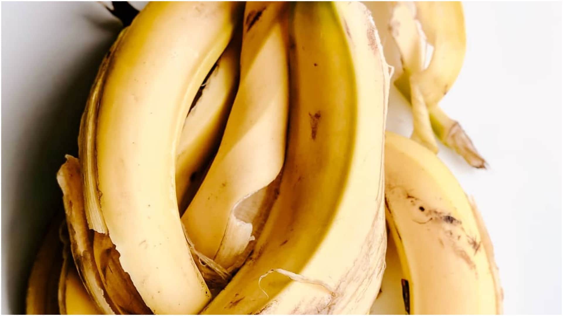 how to use banana peel in skin care kele ka chhilka chehre per kaise lagaen