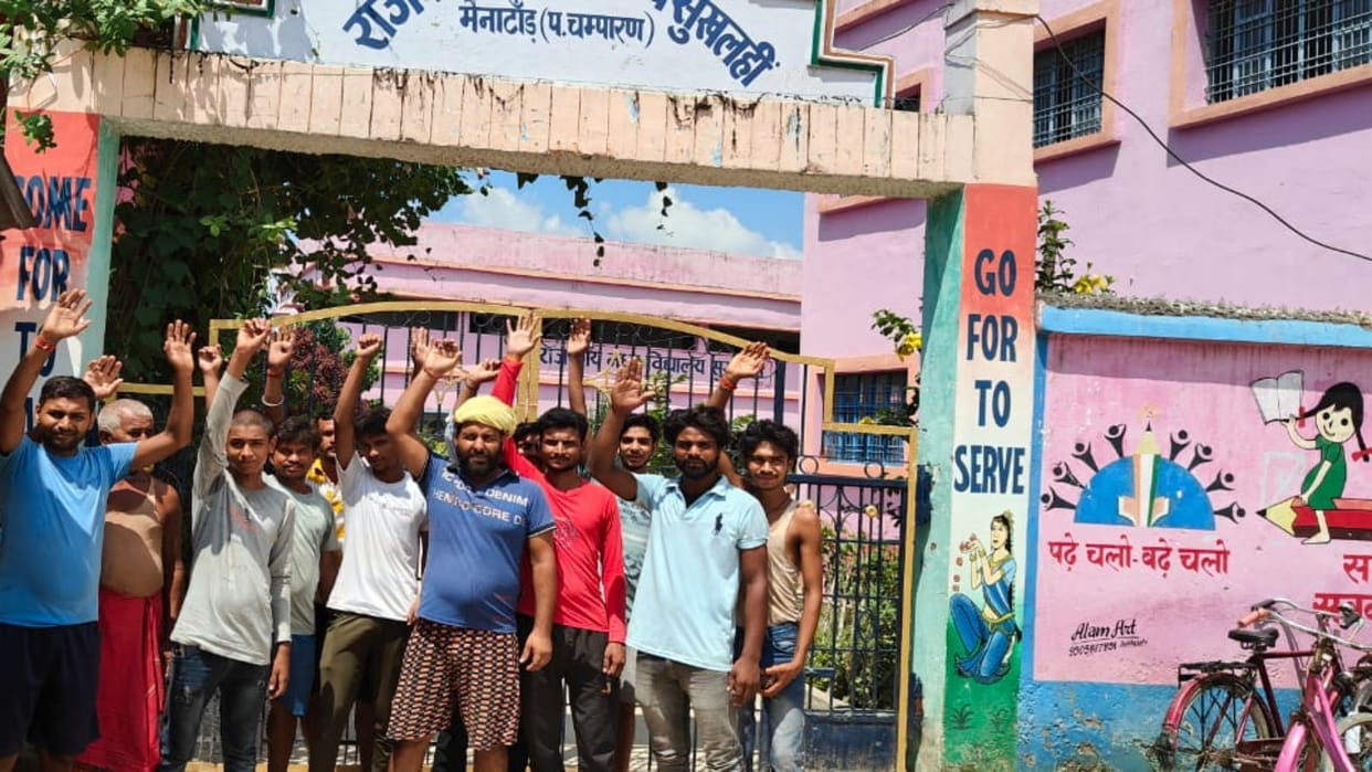 Bettiah: teacher and student coming out of toilet together Video goes viral, people created ruckus in school