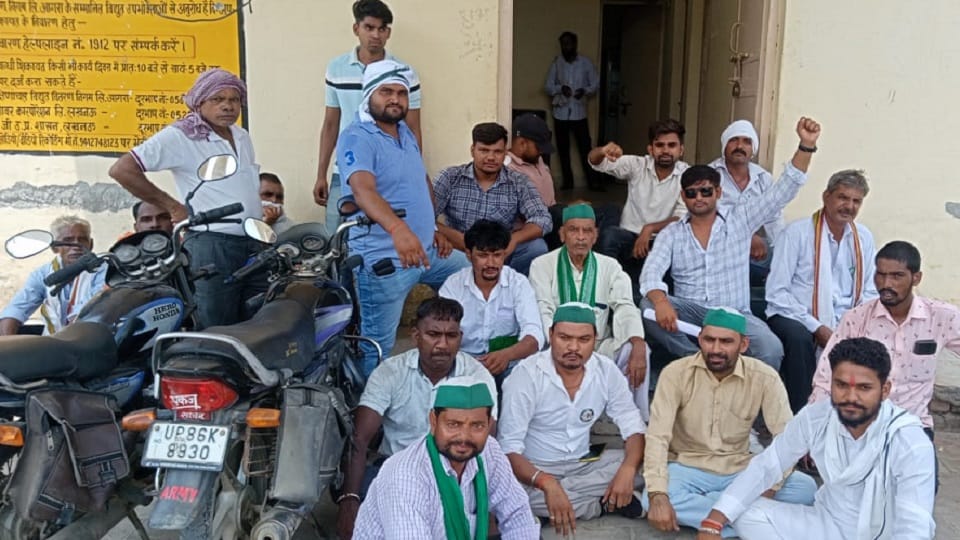 BKU workers staged a protest at Sasni power house