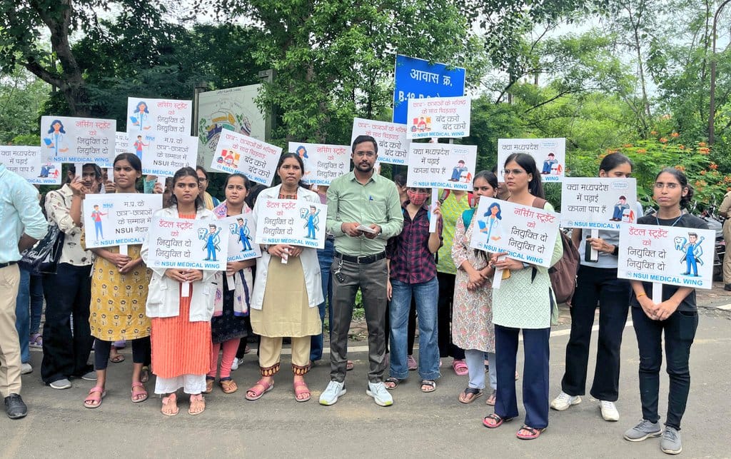 Dental students reached the Deputy Chief Minister's bungalow demanding appointment, students struggling with f