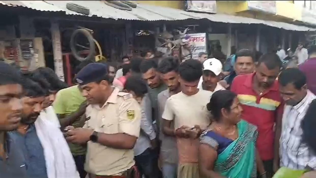 Bihar News : Bihar Police engaged after five years old child died in a road accident in Begusarai,blocked road