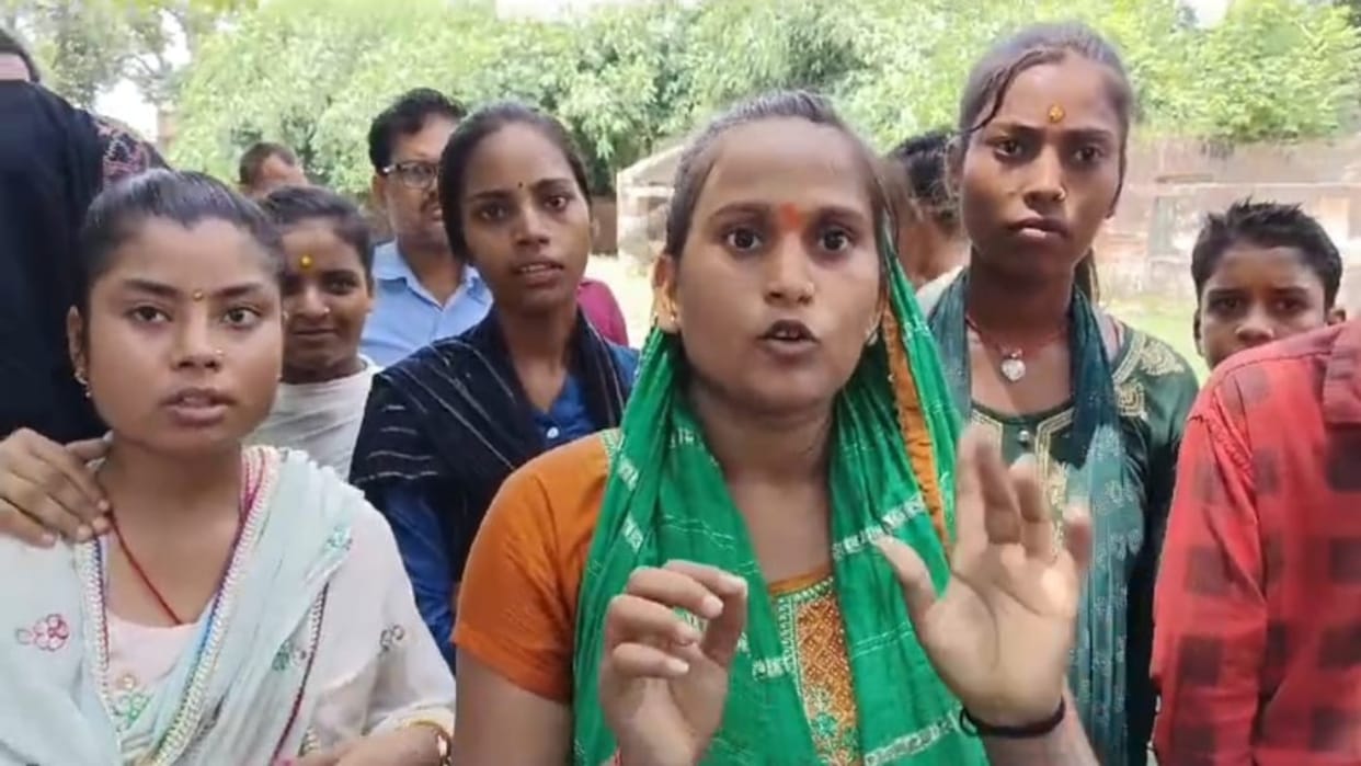 Bihar News: Inter students created ruckus by locking school on last day in Bettiah, dummy admit card