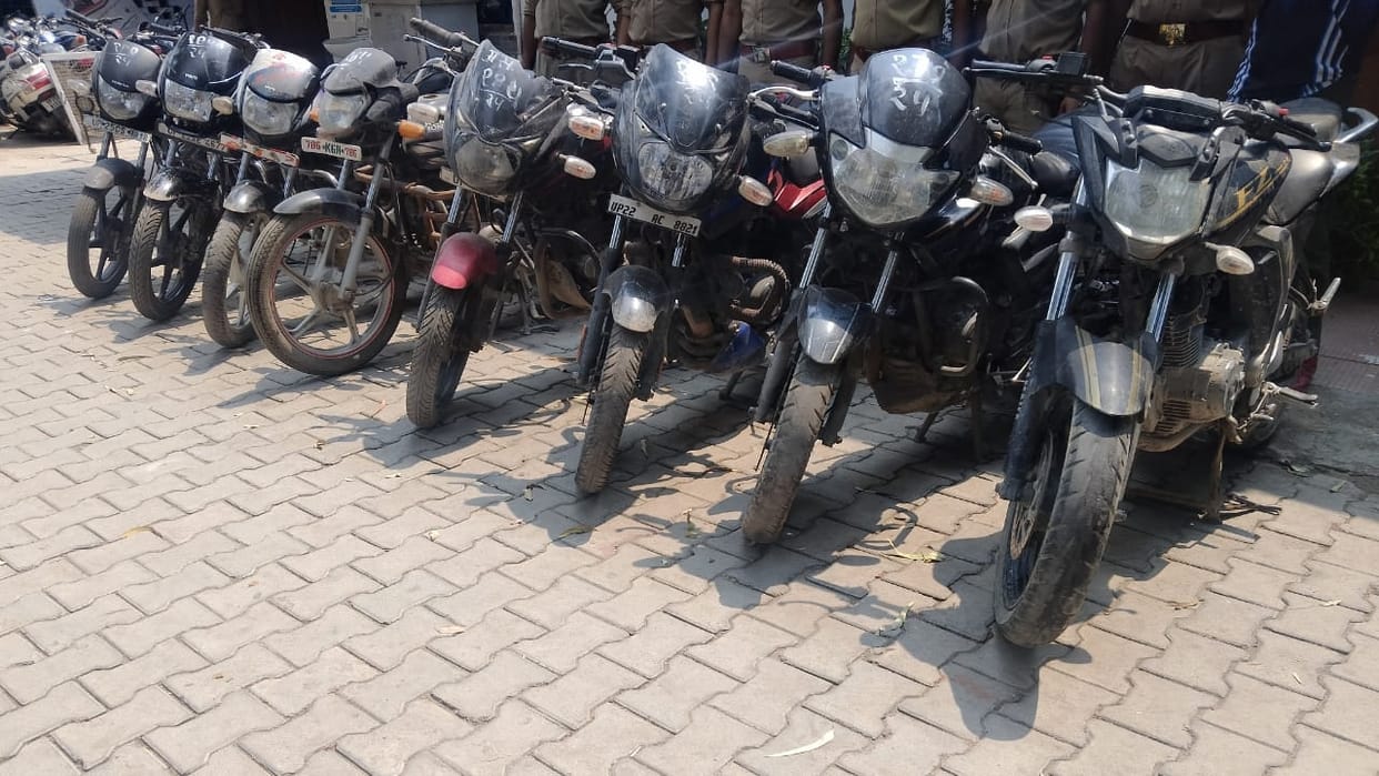 Police caught two minor thieves eight bikes recovered in Bareilly